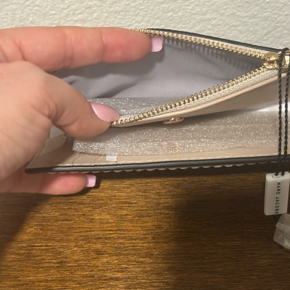 Marc Jacobs Beige Textured Wallet - Picture 7 of 9